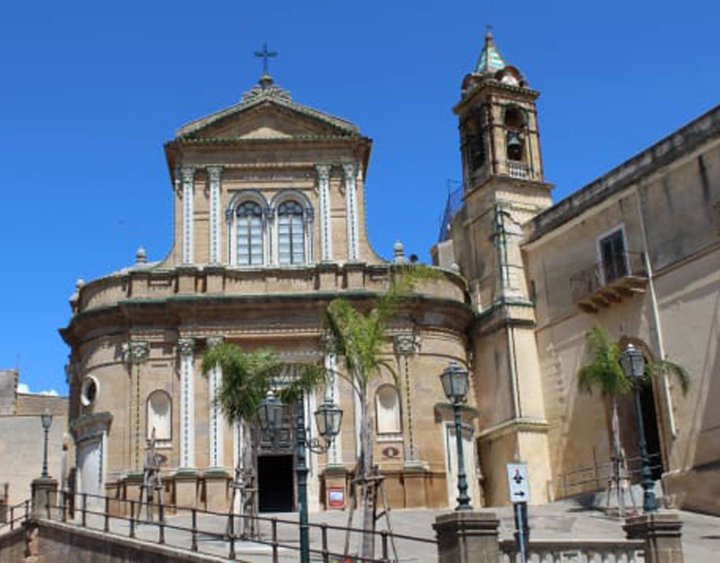 কিন্তু, দেশের আর পাঁচটা শহরের মতো গত কয়েক বছরে এখান থেকে বহু মানুষ রাজধানী বা বড় শহরে চলে গিয়েছেন। প্রায় ফাঁকা হয়ে গিয়েছে এই ছোট্ট শহর। সাম্বুকা ছেড়ে চলে যাওয়ার মূল কারণ অনুন্নত যোগাযোগ ব্যবস্থা। চিকিৎসা ব্যবস্থাও তেমন উন্নত ছিল না এখানে। ফলে এখানে থেকে আধুনিক জীবন যাত্রার স্বাদ নেওয়ার সুযোগও তেমন মিলছিল না।