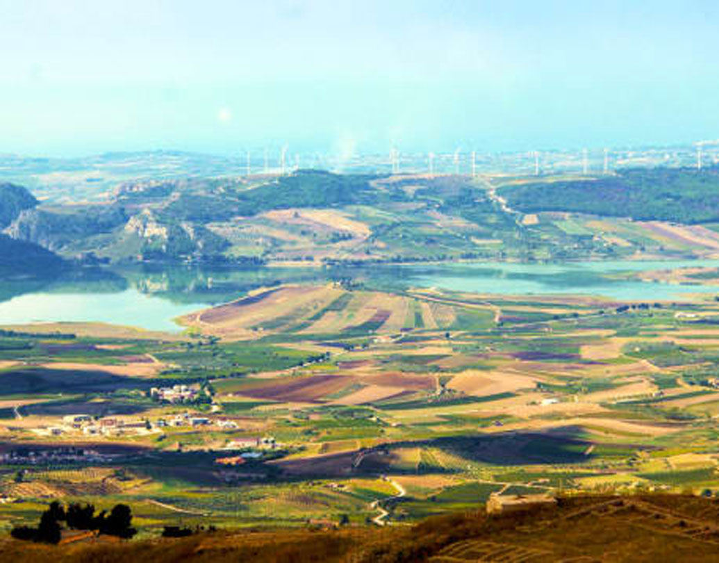 ক্রমাগত জনসংখ্যা হ্রাস পাওয়ায় নড়েচড়ে বসে স্থানীয় প্রশাসন। সাম্বুকার উপ-মেয়র জুসেপ্পে ক্যাসোপ্পো আবেদন করেন, শহরে বাড়ি কিনতে। আবেদনে সাড়া দিয়ে, অনেকে সহযোগিতার হাত বাড়িয়ে দিচ্ছেন বলে জানিয়েছেন জুসেপ্পে। সুইজারল্যান্ড, ফ্রান্স ও স্পেন থেকে অনেকে এখানে বাড়ি কেনার ইচ্ছে প্রকাশ করেছেন। ইতিমধ্যে বেশ কয়েকটি বাড়ি বিক্রি হয়ে গিয়েছে।
