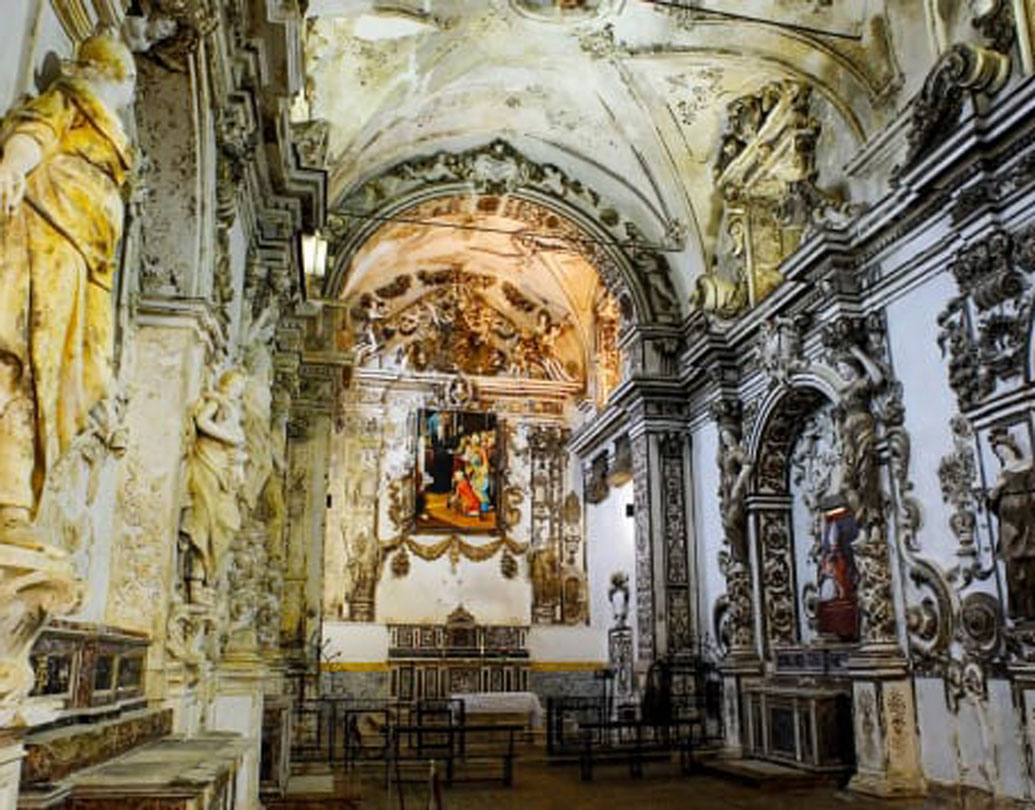 এখানকার বেশির ভাগ বাড়িতেই সাজানো উদ্যান রয়েছে। সূর্যাস্তের সময় গোলাপি-লালচে রঙের দোতলা একটি বাড়ির জ্বলজ্বল করা ছবি সোশ্যাল মিডিয়ায় রীতিমতো ভাইরাল। এতে রয়েছে পাম গাছের বাগান, কমলালেবু গাছ, ফুলশোভিত সিঁড়ি, সিসিলীয় ধাঁচের ছাদ ও বারান্দা।