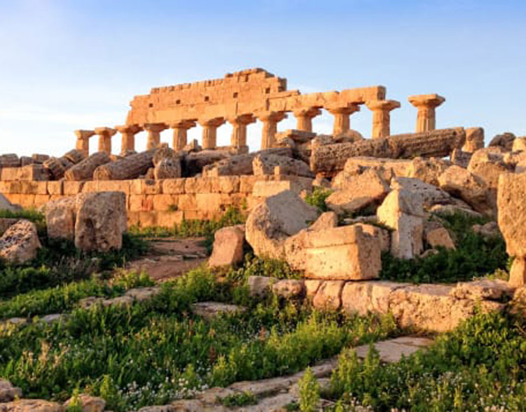 ইতালির স্থানীয় খাবার সাম্বুকার অন্যতম আকর্ষণ। ঐতিহ্যবাহী পদ্ধতিতে বানানো রুটি ও পাস্তার চাহিদা ব্যাপক। ফুল ও লেবুর সমন্বয়ে ডিম ভাজাও অতুলনীয়। সঙ্গে পিৎজা আর কেক তো আছেই।