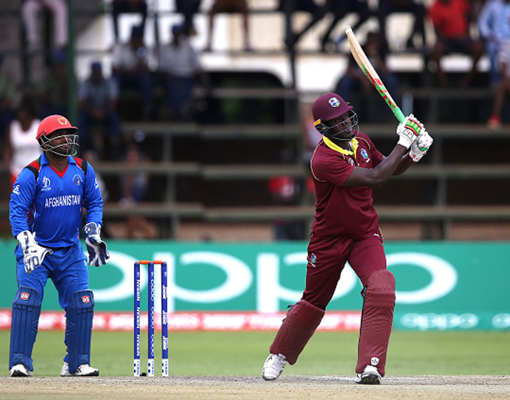 কার্লোস ব্রেথওয়েট: গত আইপিএলে মাত্র চারটি ম্যাচ খেলে পাঁচ উইকেট পেয়েছিলেন। ব্যাট হাতে স্ট্রাইক রেট ছিল দেড়শোর উপর। দেশের হয়েও বল-ব্যাটে নজর কেড়েছেন তিনি।