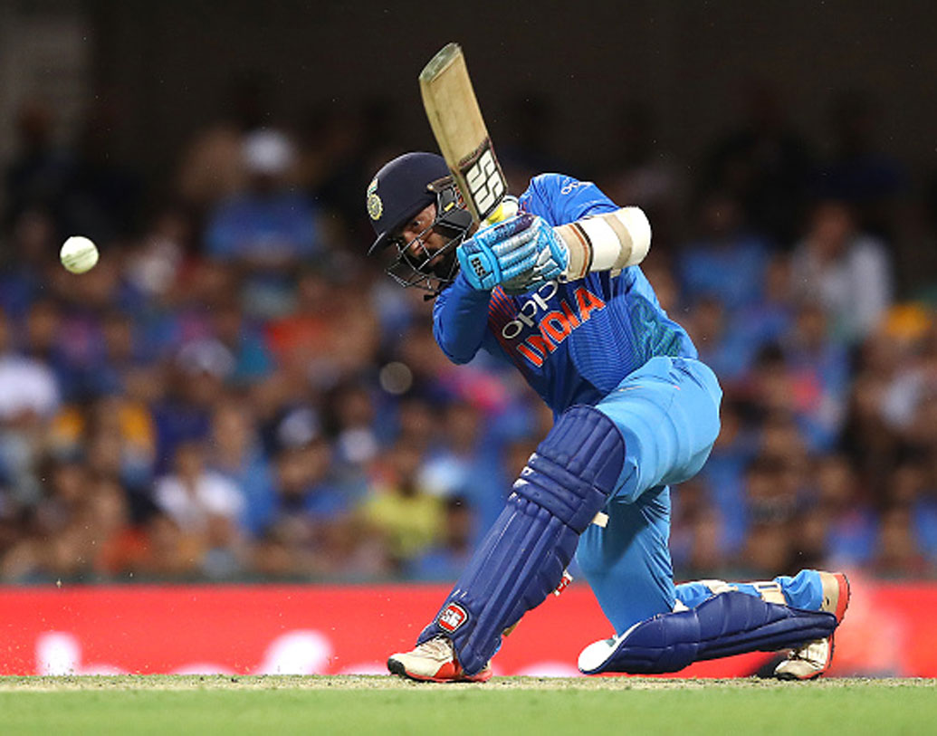 দীনেশ কার্তিক: টি টোয়েন্টির পর একদিনের ম্যাচেও ক্রমে মিডল অর্ডারে অপরিহার্য হয়ে উঠছেন। অ্যাডিলেড-মেলবোর্নে ধোনির সঙ্গে পার্টনারশিপ বুঝিয়ে দলের পক্ষে কতটা গুরুত্বপূর্ণ। সীমিত ওভারের ক্রিকেটে কার্তিকের অভিজ্ঞতা দলের পক্ষে জরুরি।