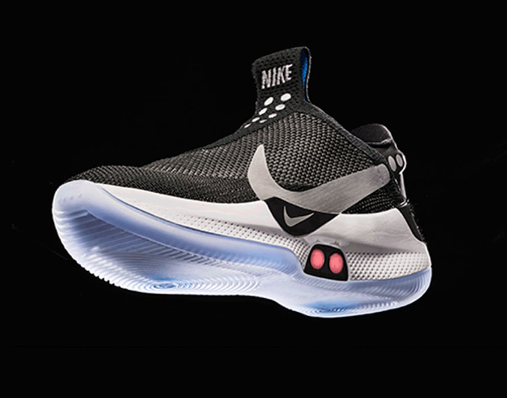 নতুন এই জুতোতে ফিতে আছে ঠিকই, কিন্তু এ জুতো পরার পর কষ্ট করে আপনাকে ফিতে বাঁধতে হবে না! আপনার অবস্থানের সঙ্গে নিজেকে অ্যাডজাস্ট করে নেবে এই জুতো। অর্থাত্, খেলার সময় এক রকম, আবার হাঁটা বা স্রেফ বসে থাকা, অবস্থান বুঝে নিজেকে পরিবর্তিত করে নেবে জুতোর ফিতে।