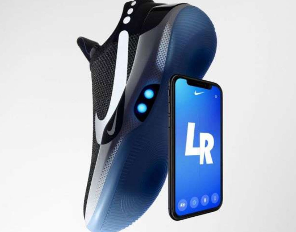 আপনার হাতের স্মার্টফোনটিতে থাকবে একে নিয়ন্ত্রণ করার চাবিকাঠি। ফোনের বাটন প্রেস করে এক নিমেষে জুতোর ফিতে আলগা অথবা শক্ত করতে পারবেন।