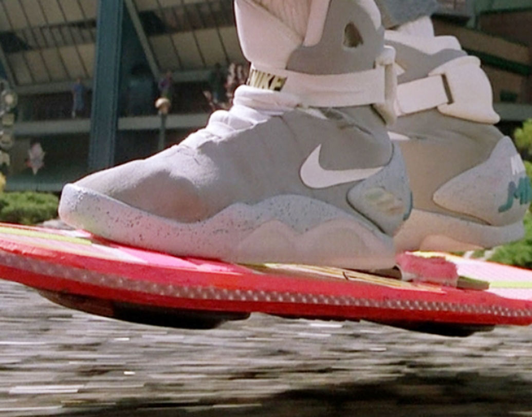 ১৯৮৯-এ হলিউড ছবি ‘ব্যাক টু দ্য ফিউচার পার্ট টু’-তে মাইকেল জে ফক্স সেলফ লেসিং জুতো পরেছিলেন। সেই ছবি দেখেই অনুপ্রাণিত হয়ে ২০১৬-য় ‘সেলফ লেসিং শু’-এর লিমিটেড এডিশন বার করে নাইকি।