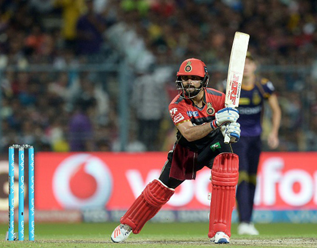 পার্থিব পটেল এবং বিরাট কোহালি: অধিনায়ক বিরাট কোহালির তুলনা তিনি নিজেই। এই মুহূর্তে স্বপ্নের ফর্মে রয়েছেন তিনি। অধিনায়ক কোহালির সঙ্গে বেঙ্গালুরুর ইনিংস শুরু করার কথা পার্থিবের। বিরাটের সঙ্গে ব্যাট করার সময় একটা বাড়তি চাপ তো থাকবেই। কোহালির গড় প্রায় ৩৯। আইপিএলে চারটি শতরান রয়েছে তাঁর।