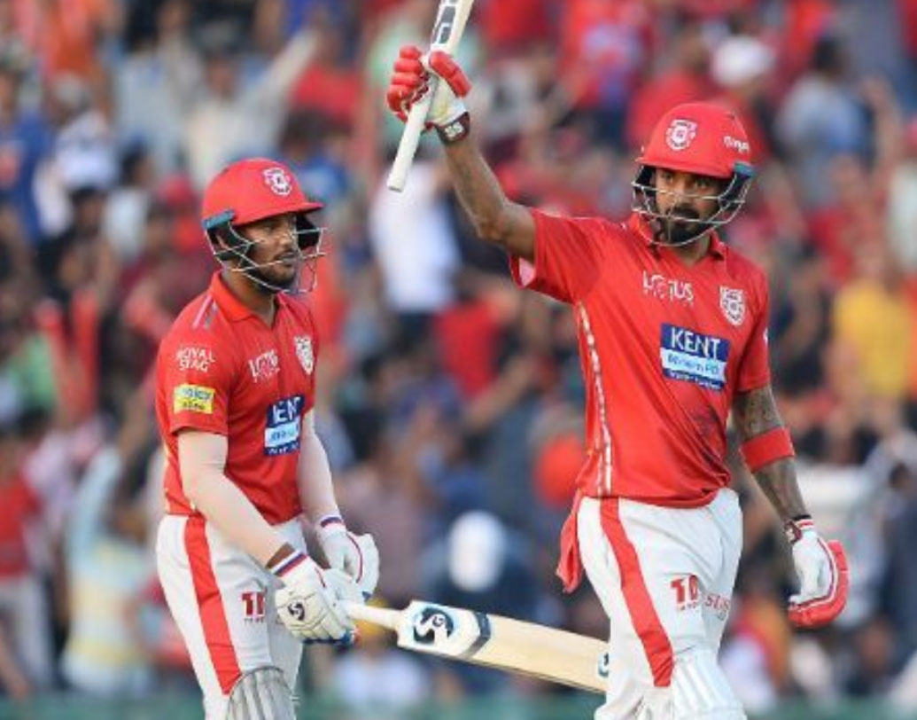 ময়াঙ্ক আগরওয়াল এবং লোকেশ রাহুল: গত ইংল্যান্ড সফর থেকে শুরু করে অস্ট্রেলিয়া— লোকেশ রাহুলের ব্যাড প্যাচ চলছে তো চলছেই। সে জন্য অস্ট্রেলিয়া সফরের শেষ দিকে ময়াঙ্ক আগরওয়ালকে দলে নেওয়া হয়। এখন দেখার পঞ্জাবের হয়ে দুই বন্ধু ময়াঙ্ক-রাহুল কেমন শুরু করতে পারেন। যদিও ৩৮-এর বেশি গড় থাকা রাহুল সম্প্রতি টিভি-বিতর্কে জড়িয়ে পড়ে অনিশ্চয়তার মুখে পড়েছেন।