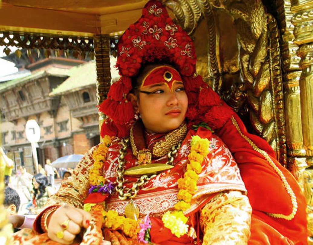 প্রথম জীবনে বাবা-মায়ের থেকে বিচ্ছিন্ন থাকতে হয়েছিল। চোখে মাসকারা ও লাল-সোনালি পোশাকে ফুল-মালা পরে সারাক্ষণ থাকতে হয়েছে থাকে। ১১ বছর বয়স পর্যন্ত বছরে মাত্র একবার ছাড়া কুমারী ঘর প্রাসাদের বাইরে কোনওদিনও বেরোতে পারেনি সে। পড়াশোনাও সেখানেই। কিন্তু কুমারী ঘরে আর কী রয়েছে, তা জানা যায়নি।