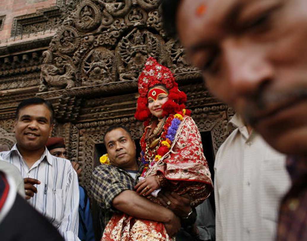প্রীতি তিন বছর বয়সে যখন কুমারী দেবী হল, সপ্তাহে এক বার বাবা-মাকে দেখতে পেত সে। তবে মা রীনা সেখানে যেতেন ভক্ত হিসাবে। প্রীতির দিদি এক মাত্র শনিবার খেলার সুযোগ পেতেন।