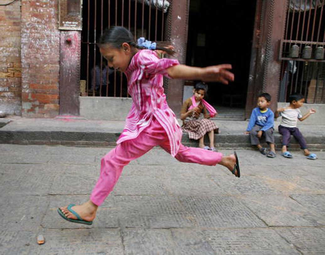 কাঠমান্ডুতে মোট ১২জন কুমারী দেবী থাকলেও রাজপ্রাসাদের কুমারী দেবী সবচেয়ে বেশি পদমর্যাদা পান। তবে মানবাধিকার আন্দোলনের ভক্তনগরের কুমারী সজনীর ক্ষেত্রে স্কুলে পড়তে দেওয়ার ও খেলার সুযোগ দেওয়া হয়েছিল।