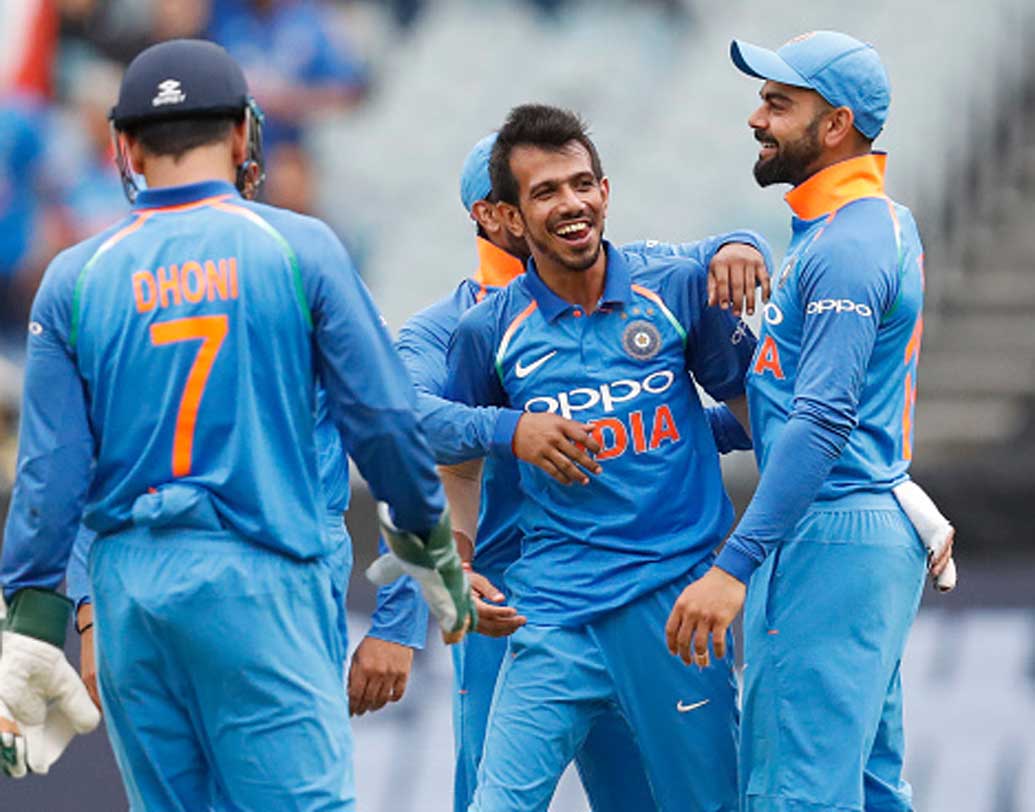 যদিও তৃতীয় উইকেটে কিছুটা লড়াই শুরু করেছিলেন রস টেলর এবং কেন উইলিয়ামসন। আর এখানেই অধিনায়ক বিরাট কোহালির কৃতিত্ব। অজিদের বিরুদ্ধে অনেক দেরিতে আক্রমণে আনা হয়েছিল যুজবেন্দ্র চহালকে। আজ কিন্তু অনেক আগেই চহালকে আক্রমণে আনেন কোহালি।