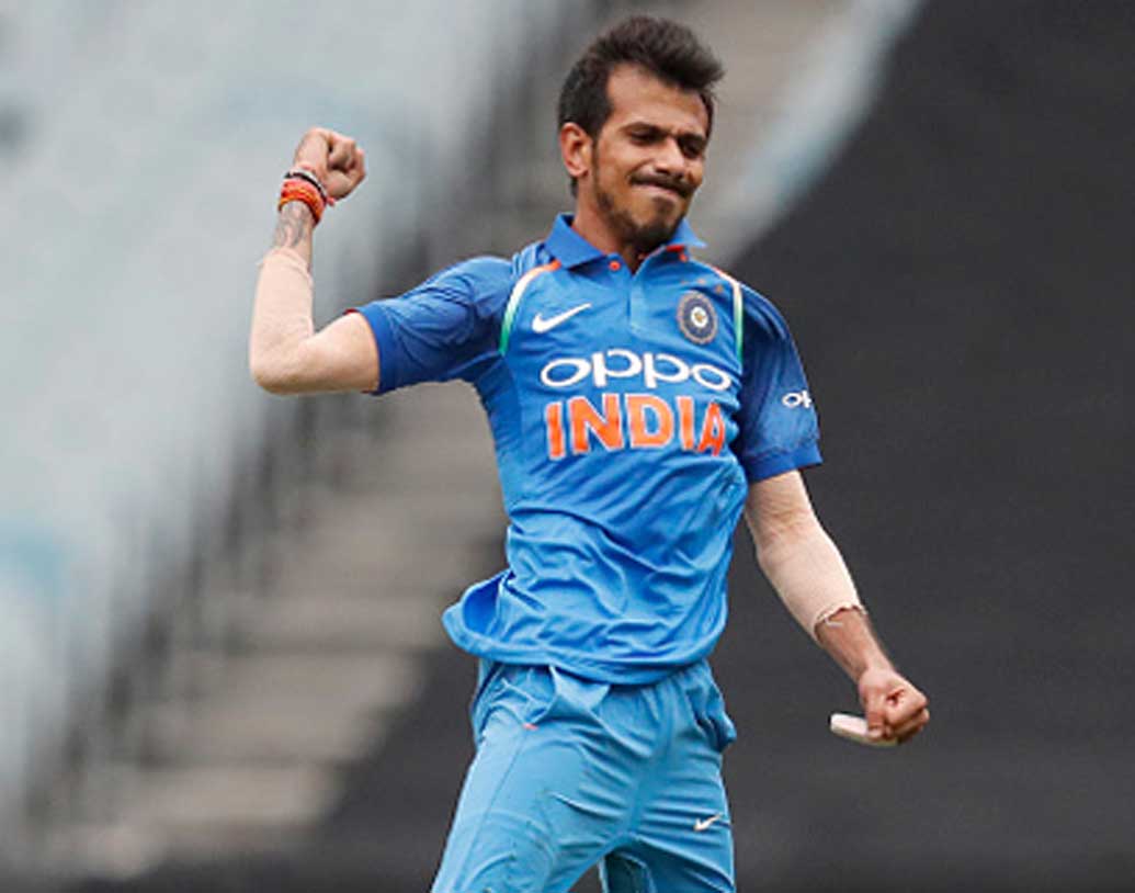 তার কিছুক্ষণের মধ্যে টম লাথামকে ফিরিয়ে চহাল বুঝিয়ে দিলেন অজিদের বিরুদ্ধে যেখানে শেষ করেছিলেন, আজ সেখান থেকেই শুরু করেছেন তিনি।