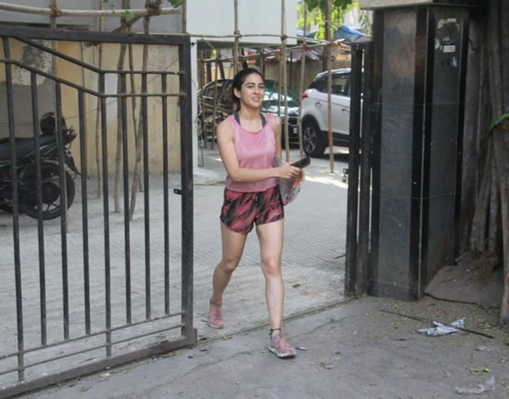 সাবলীল সারা প্যাস্টেল পিঙ্ক হল্টার নেক ট্যাঙ্ক টপ, স্পোর্টস ব্রা ও ফ্লোরাল প্রিন্টের জিম শর্টসে বেশ সাবলীল। স্ট্রেচিংয়েই নাকি শরীরচর্চার সময় জোর দেন সারা।