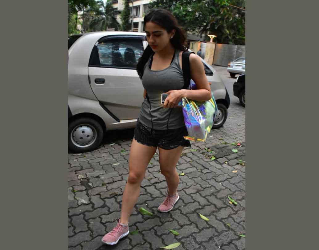 সারা পরেছেন গোলাপি রঙের স্নিকার্স। এক ঢাল চুল এক্কেবারে টানটান খোঁপা করে নিয়েছেন সইফ আলি কন্যা। মুখে বিন্দুমাত্র মেক আপ নেই। নো মেক আপ এই লুকসই ভাইরাল হয়েছে। এর আগেও একই গোলাপি স্নিকার্সে দেখা গিয়েছে তাঁকে।