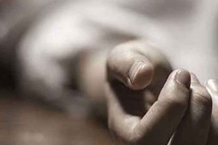 Old Lady dies falling off from balcony in Shyampukur