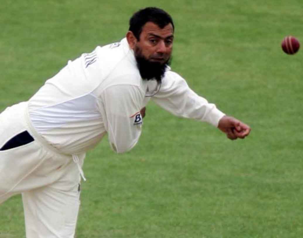 পাকিস্তানের সাকলিন মুস্তাক রয়েছেন এই তালিকার তৃতীয় স্থানে। ৫৩টি ম্যাচ খেলে ১০০টি উইকেট পেয়েছিলেন তিনি। শততম উইকেটটি পান ১৯৯৭ সালের ১২ মে, শ্রীলঙ্কার বিরুদ্ধে গ্বালিয়রে।