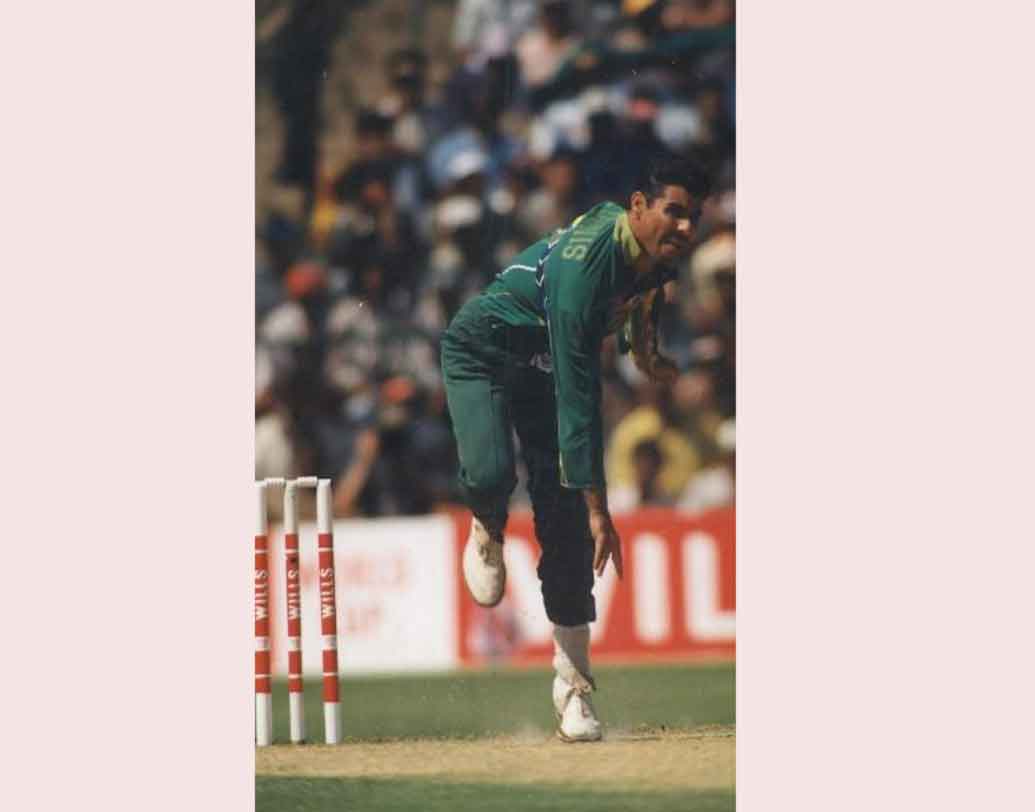 তালিকায় দশম স্থানে রয়েছেন ওয়াকার ইউনিস। জিম্বাবোয়ের বিরুদ্ধে আবু ধাবিতে শততম উইকেটটি দখল করেন তিনি। সেটি ছিল তাঁর ৫৯তম ম্যাচ। ২০০৬ সালের ১৯ এপ্রিল এই তালিকায় নাম লেখান তিনি।