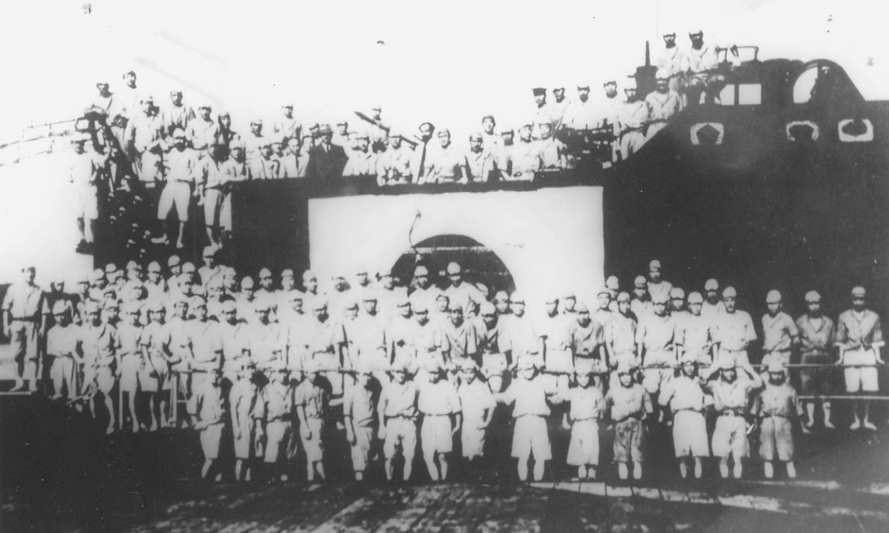 জাপানি সাবমেরিনের সেনাদের সঙ্গে সুভাষচন্দ্র বসু।