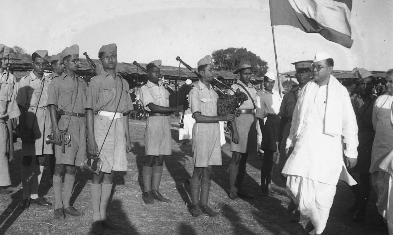 রামগড়ে একটি গার্ড অব অনারে সুভাষচন্দ্র বসু। মার্চ ১৯৪০-এ।