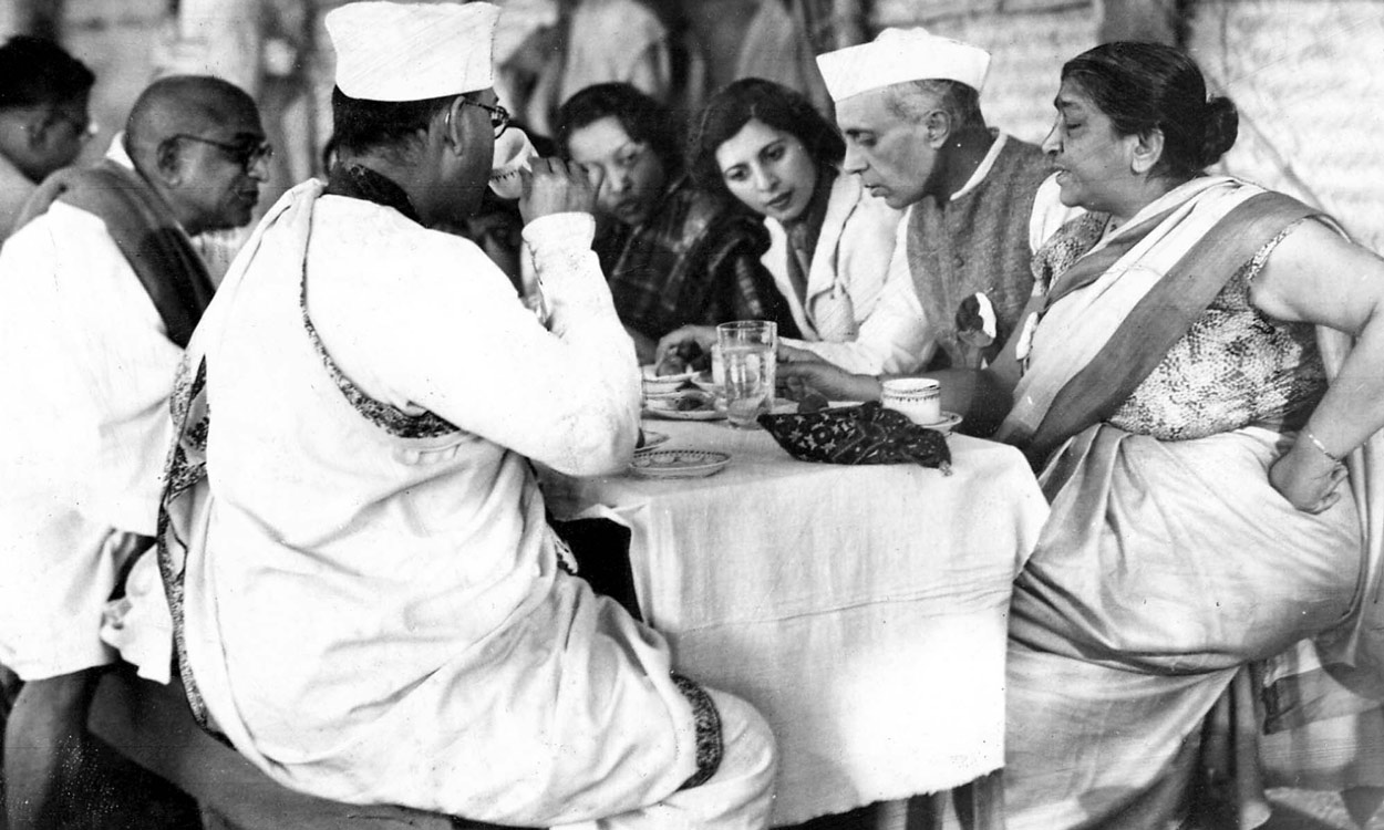 হরিপুরা কংগ্রেসের অধিবেশনে একটি চা-চক্রে বি সাম্বমূর্তি, সুভাষচন্দ্র বসু, পদ্মজা নাইডু, জওহরলাল নেহরু, সরোজিনী নাইডু প্রমুখ।