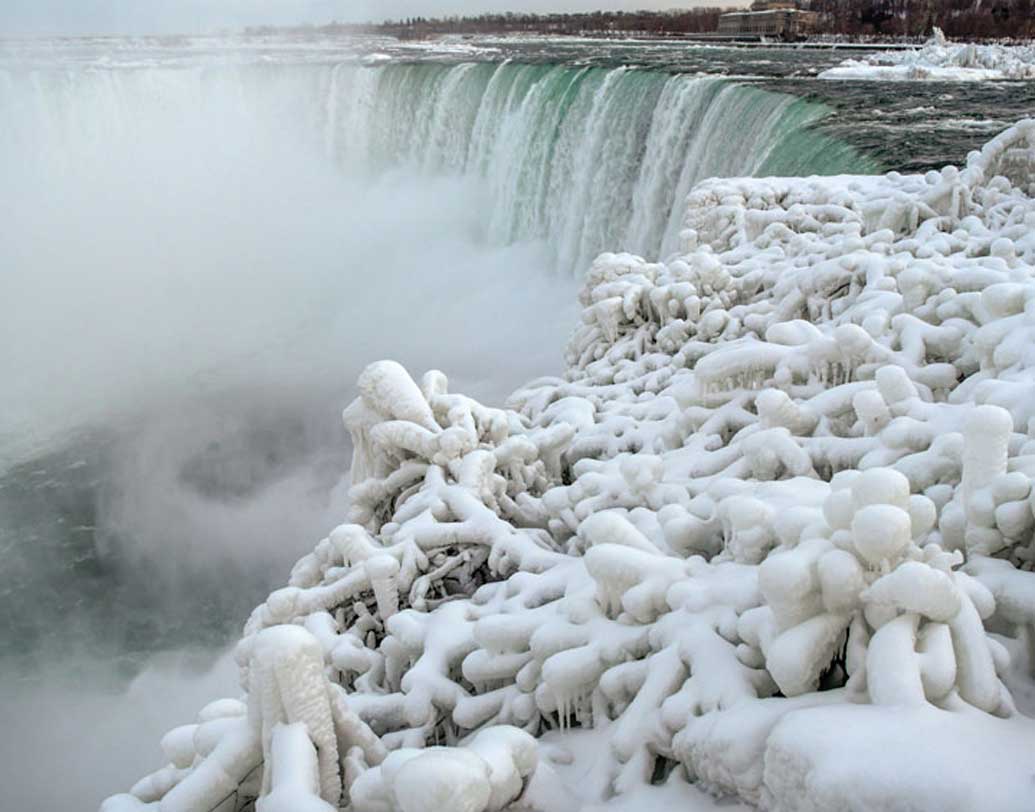 এমা গ্রাফহাম নামের এক পর্যটক নায়াগ্রা ফলসের বেশ কিছু ছবি শেয়ার করেছেন সোশ্যাল মিডিয়াতে। আর সেই ছবিগুলোর সঙ্গে তুলনা করেছেন হলিউড ছবি ‘ফ্রোজেন’এর এলসাস ক্যাসেল-এর। যে দুর্গ একবারে বরফে মোড়া ছিল।