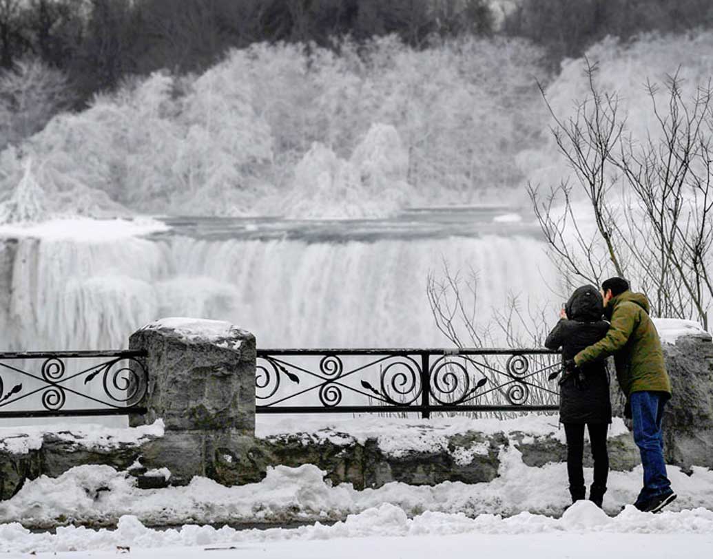 আর এক পর্যটকও শেয়ার করেছেন ছবি। তিনি আবার লিখছেন, ‘মাত্র ১৫ মিনিটের জন্য সূর্যের দেখা মিলেছিল। -২৫ ডিগ্রিতে আমি থরথর করে কাঁপছিলাম।’
