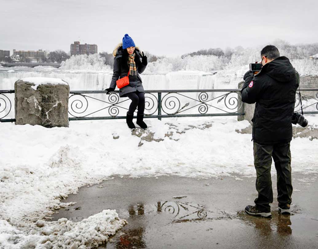 টরন্টোয় তাপমাত্রা এই মুহূর্তে -২৪ ডিগ্রি সেলসিয়াসে নেমে গিয়েছে। রাতের দিকে তাপমাত্রা -৩৮ ডিগ্রি কাছাকাছি চলে যাচ্ছে।