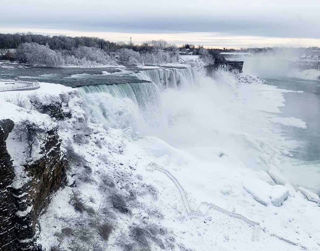তবে নায়াগ্রা ফলসের কিছু কিছু জায়গা বরফে মুড়ে থাকলেও সম্পূর্ণ ভাবে বরফাবৃত হয়নি নায়াগ্রা ফলস। পুরোপুরি ভাবে এই জলপ্রপাত জমে বরফ হয়ে গিয়েছিল ১৮৪৮ সালে।