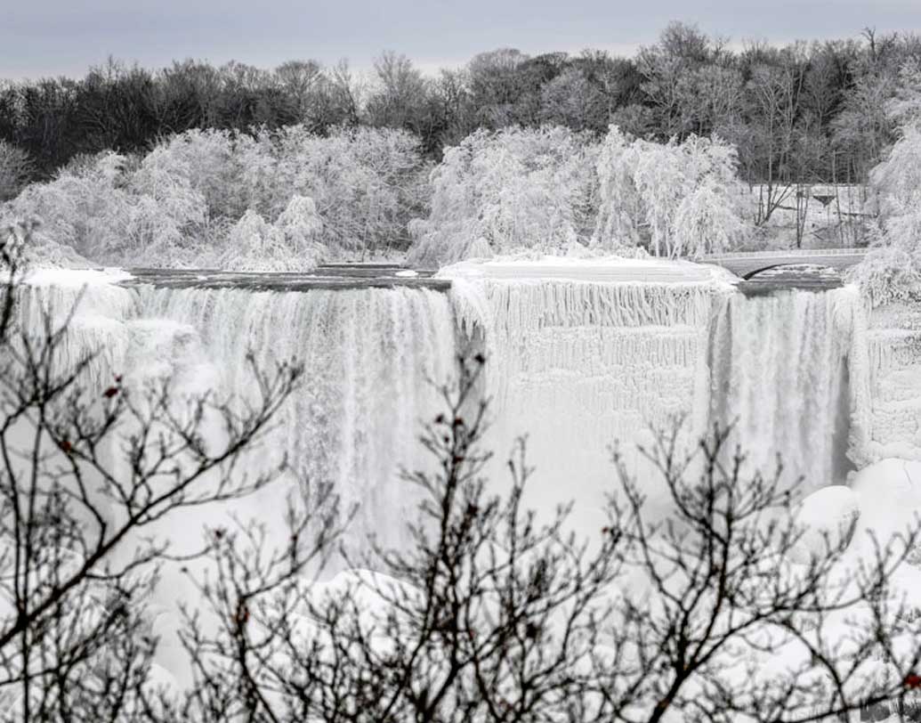 প্রতি বছরই এই জানুয়ারি-ফেব্রুয়ারি মাস নাগাদ নায়াগ্রা ফলসের খুব সামান্য কিছু অংশ বরফাবৃত হয়। ২০১৭ সালেও নায়াগ্রা ফলসের বেশ কিছু অংশ বরফে ঢেকে গিয়েছিল।