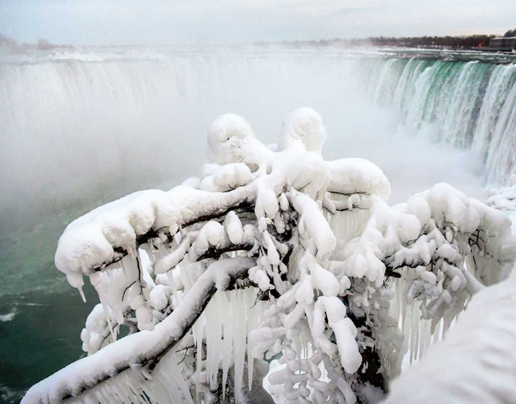 নায়াগ্রা জলপ্রপাত দিয়ে প্রতি সেকেন্ডে তিন হাজার টন জল বয়ে যায়। হাড় কাঁপানো ঠান্ডায় সেই জল পড়ার সঙ্গে সঙ্গে বরফ হয়ে যাচ্ছে।