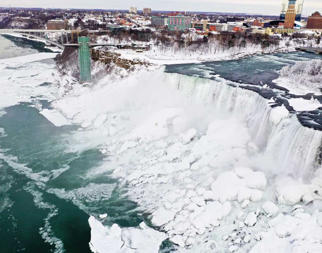 শুধু নায়াগ্রা ফলসই নয়। এই ফলসের সঙ্গে সঙ্গেই বরফে জমে গিয়েছে কানাডার বেশ কিছু শহর।