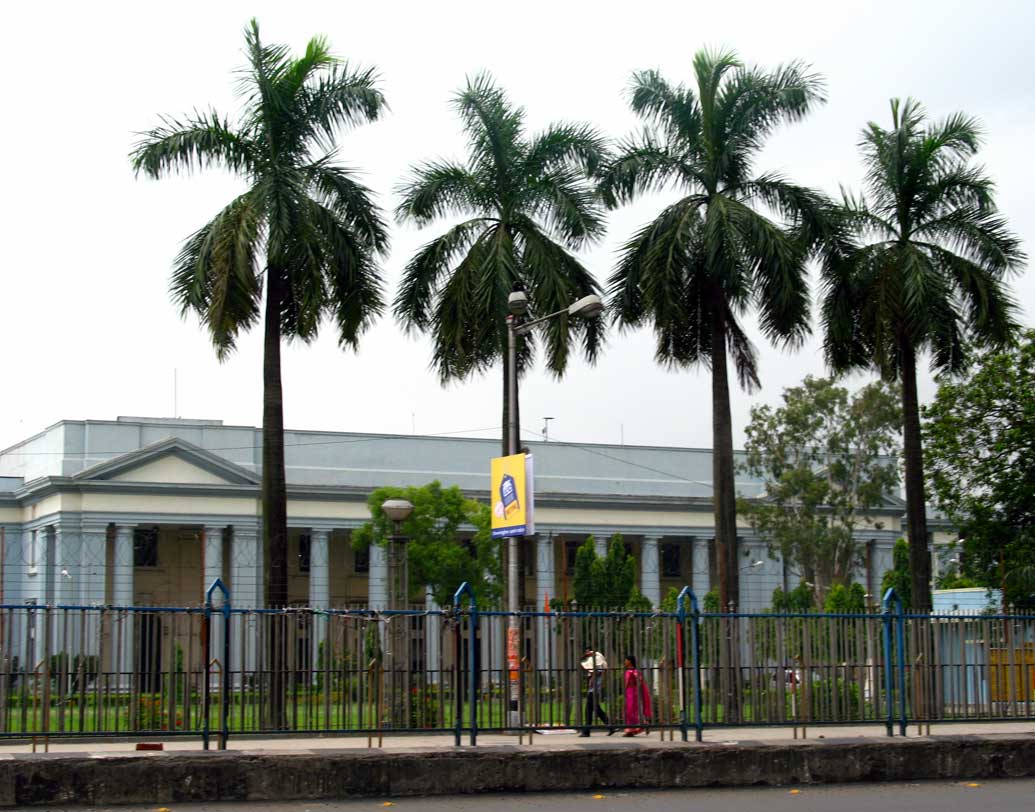 কী ভাবে বুঝবেন? জানতে হলে ফিরে যেতে হয় কয়েক শতক। কলকাতার তারাতলা টাঁকশালটি ভারতের প্রথম টাঁকশাল। ১৭৫৭ সালে প্রতিষ্ঠিত হয় সেটি।