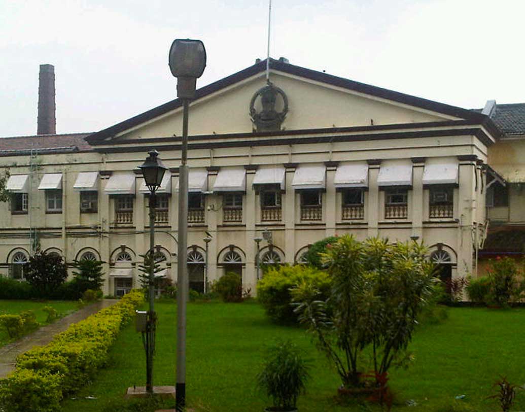 দেশের দ্বিতীয় টাঁকশালটি প্রতিষ্ঠিত হয় মুম্বইয়ে। ১৮২৯ সালে। এখানে তৈরি কয়েনে একাধিক ‘টাঁকশাল চিহ্ন’ রয়েছে। কয়েন তৈরির বছর যেখানে উল্লেখ রয়েছে, ঠিক তার নীচে হীরক চিহ্ন থাকলে বুঝে নিতে হবে সেটি মুম্বইয়ের টাঁকশালে তৈরি।