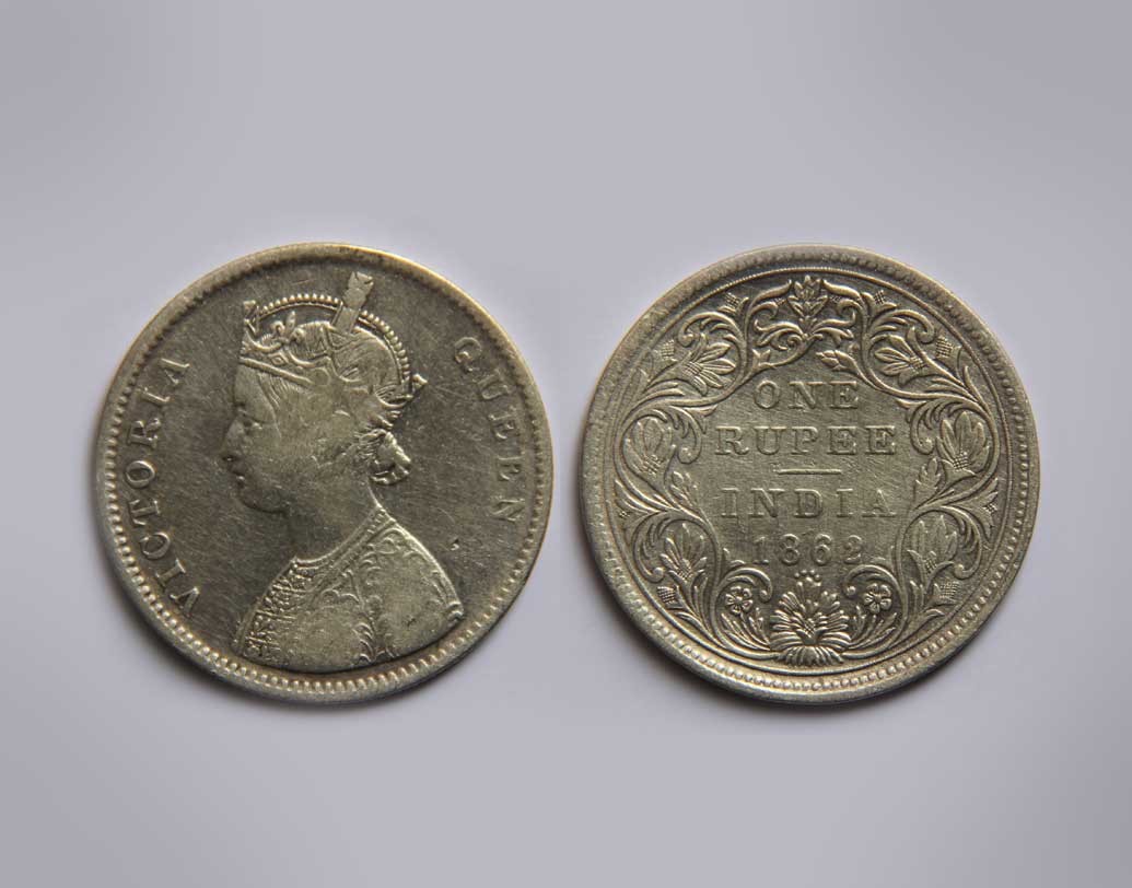 তবে সব কয়েনই দেশীয় টাঁকশালে তৈরি নয়। মুদ্রা উৎপাদনে ঘাটতি দেখা দিলে, ১৯৮০ থেকে ২০০০ সাল পর্যন্ত একাধিকবার লন্ডন, কানাডা, মেক্সিকো দক্ষিণ কোরিয়ার সিওল, স্লোভাকিয়া, দক্ষিণ আফ্রিকা, ডমিনিকান রিপাবলিক, রাশিয়ার টাঁকশালে তৈরি কয়েনও আমদানি করেছে ভারত।