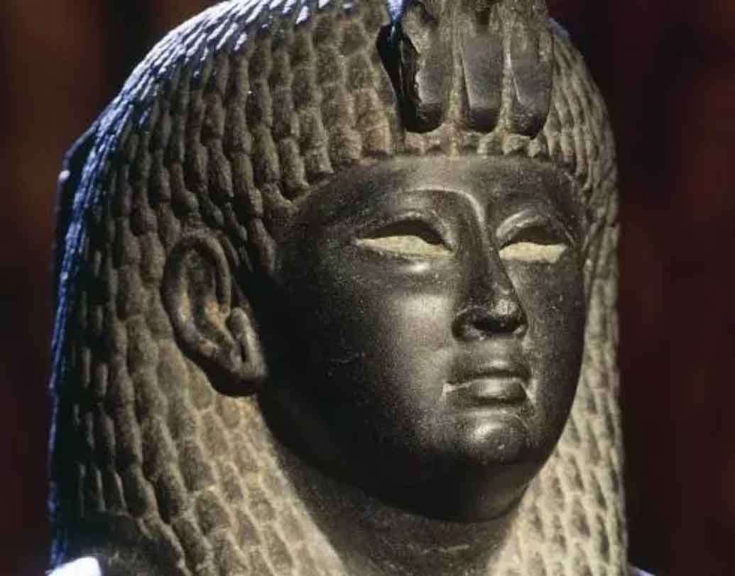 অক্টাভিয়ান বাহিনীর সঙ্গে যুদ্ধের পর এই যুগল ধরা পড়ে যান ৩০ খ্রিস্টপূর্ব নাগাদ। বলা হয়, ১২ অগস্ট আত্মঘাতী হন অ্যান্টনি।