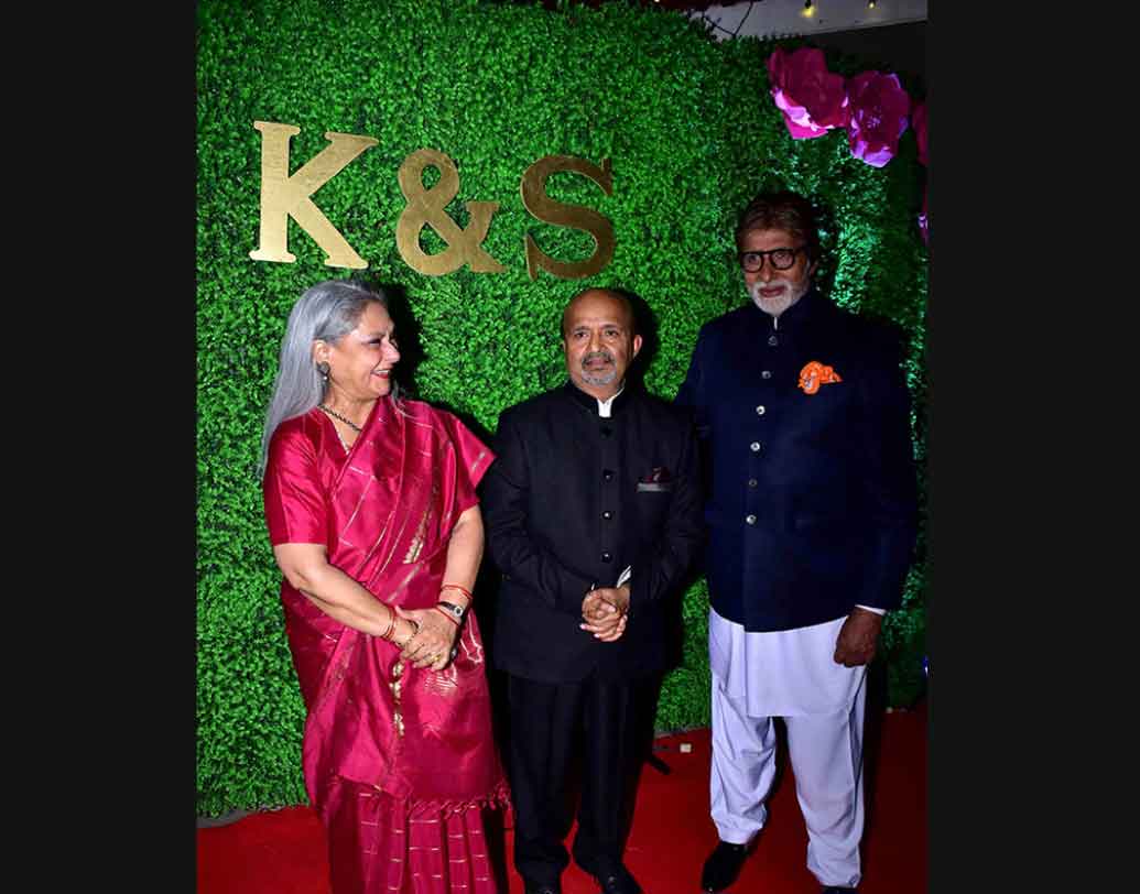 গীতিকার সমীর অঞ্জনের মেয়ে সুচিত্রার বিয়েতে উপস্থিত ছিলেন বলিউডের এক ঝাঁক তারকা। ছিলেন অমিতাভ বচ্চন, জয়া বচ্চন। গোলাপি শাড়িতে জয়া, আর কুর্তা-পায়জামায় অমিতাভ বচ্চন ছিলেন অনবদ্য।