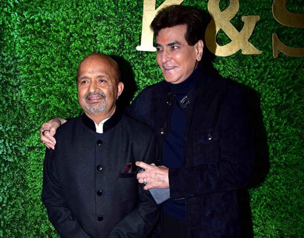 অভিনেতা জিতেন্দ্র এসে জড়িয়ে ধরলেন গীতিকার সমীরকে। নবদম্পতিকে শুভেচ্ছা জানাতে মঙ্গলবার মুম্বইয়ের এই অনুষ্ঠান ছিল চাঁদের হাট।