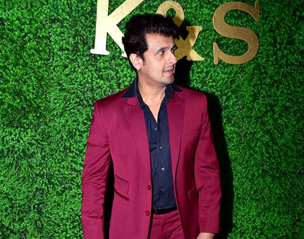 গায়ক সোনু নিগমকেও দেখা গিয়েছে সুচিত্রার বিয়েতে। এর পরই এলেন গায়ক শানও।