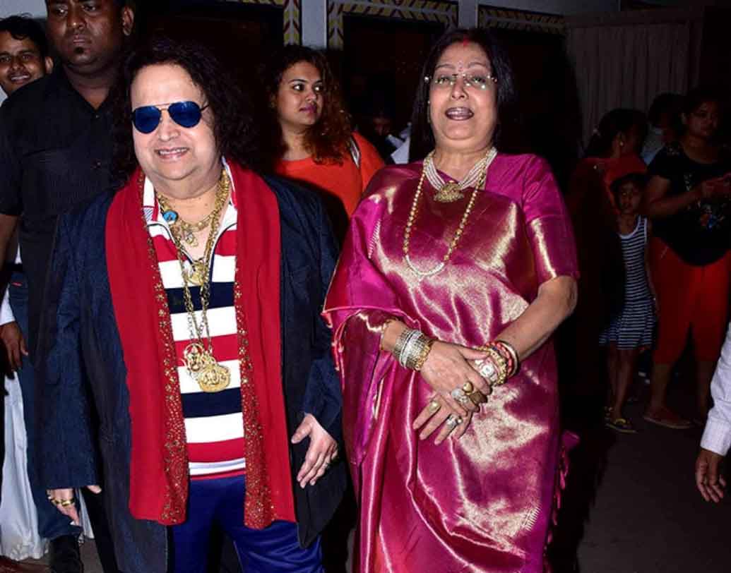 বলিউডের বিয়ে, আর তিনি থাকবেন না, তা কি হয়। সঙ্গীত পরিচালক বাপ্পি লাহিড়িও এসেছিলেন স্ত্রী চিত্রানির সঙ্গে। এসেছিলেন উদিত নারায়ণ ও তাঁর স্ত্রীও।