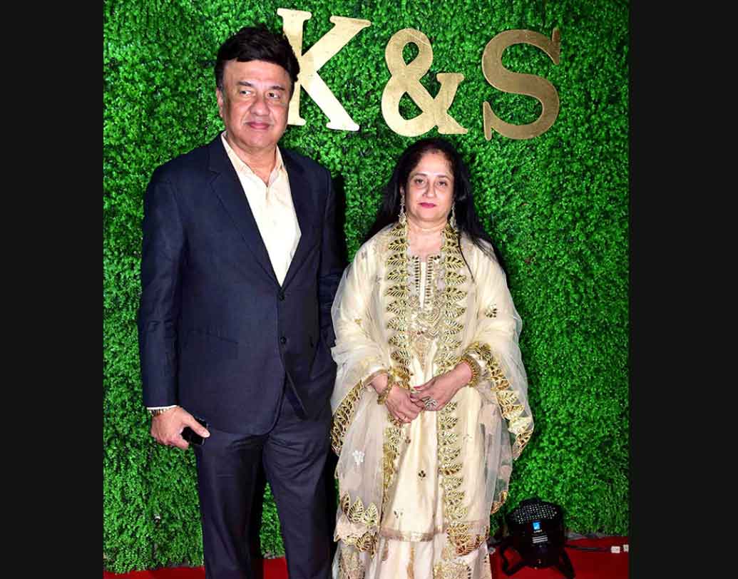 সেই সঙ্গীত পরিচালক অণু মালিককে দেখা গিয়েছে স্ত্রী অঞ্জুর সঙ্গে। #মিটু আন্দোলনের সময় ওঠা সব অভিযোগই অবশ্য অস্বীকার করেছিলেন অণু। সেই অভিযোগের পর প্রথম বার প্রকাশ্যে দেখা গেল অণু মালিককে।