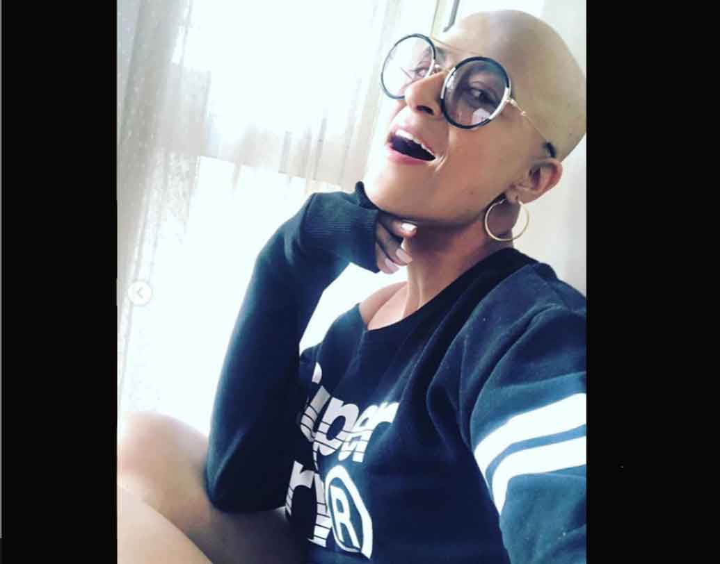 ১২ বার কেমো নেওয়া হয়ে গিয়েছে তাঁর। একটি ছবি পোস্ট করে তিনি লিখেছেন, মাথার সব চুল চলে যাওয়ায় নিজেকে এখন ‘স্বাধীন’ বলে মনে হচ্ছে তাঁর।