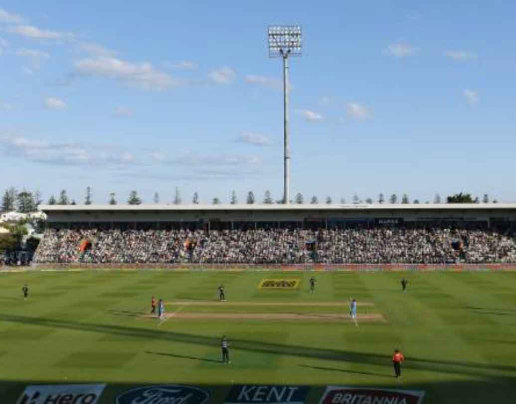 ফিল্ডারদের তাও সানগ্লাস আছে, ব্যাটসম্যানদের তো তা নেই। যে কারণে অপেক্ষা করতে হয়, কখন রোদ সরে যাবে। বিরাট কোহালি-শিখর ধওয়নদের সেটাই করতে হয় নিউজিল্যান্ডের সঙ্গে ম্যাচে।