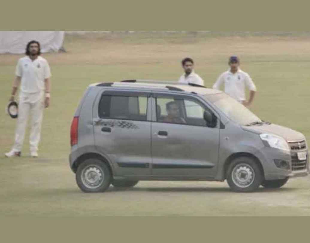 ২০১৭ সালে রঞ্জি ট্রফি ম্যাচ চলছিল পালাম এয়ার ফোর্সের মাঠে। দিল্লির সেই ম্যাচে ছিলেন গৌতম গম্ভীর, সুরেশ রায়না, ঋষভ পন্থরা। আচমকাই টেস্ট ম্যাচের তৃতীয় দিনে মাঠে ঢুকে পড়ে একটি গাড়ি। তাই বন্ধ থাকে খেলা।