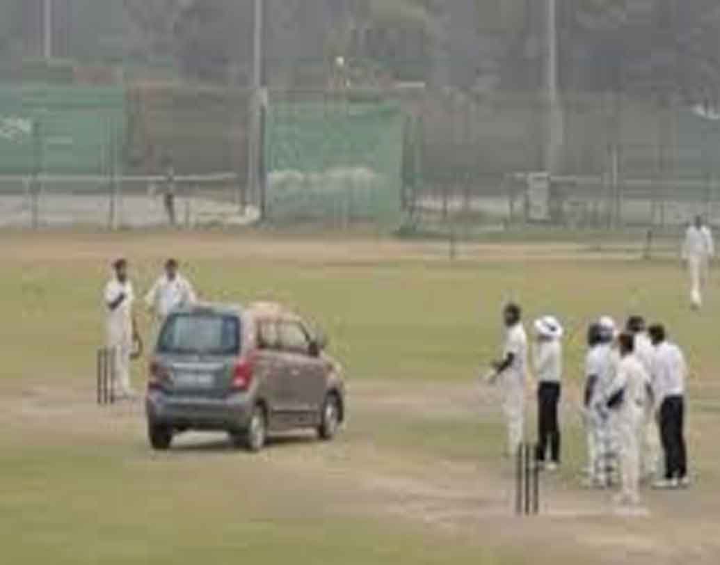 স্টেডিয়ামের মূল প্রবেশদ্বার মূল সড়কের সঙ্গে যুক্ত। প্রবেশদ্বারে ছিল না কোনও রক্ষী! সেই সুযোগে একটি গাড়ি সটান মাঠে ঢুকে পিচের মাঝে দু’ বার ঘুরপাকও খায়। চালককে পুলিশ এসে পাকড়াও করলে তিনি বলেন, ভুল হয়ে গিয়েছে। জানান, মাঠে ক্রিকেটারদের দেখে আতঙ্কিত হয়ে পড়ে ভুল করে গাড়ি নিয়ে ঢুকে পড়েন।