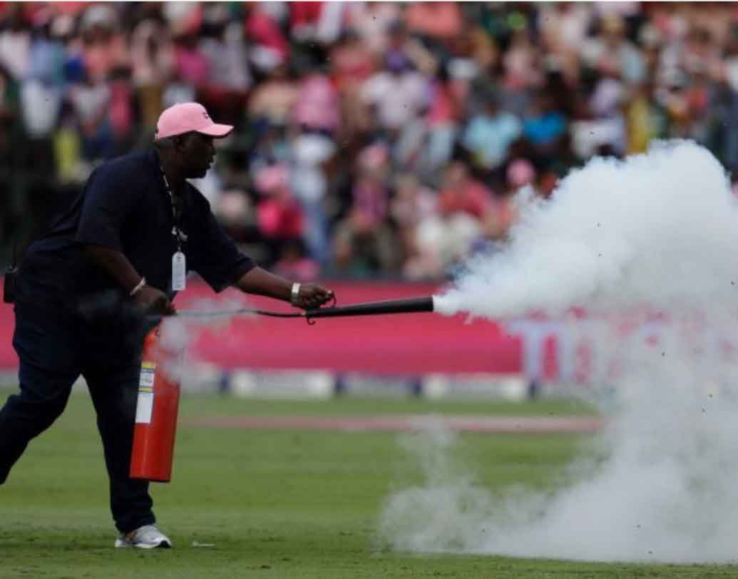 ১৯৮১ সালে ইংল্যান্ড-শ্রীলঙ্কার ম্যাচে আচমকাই ঢুকে পড়ে এক দল মৌমাছি। বেশ কয়েক জন ক্রিকেটার, আম্পায়ার ও গ্রাউন্ডস্টাফ জখম হন।
