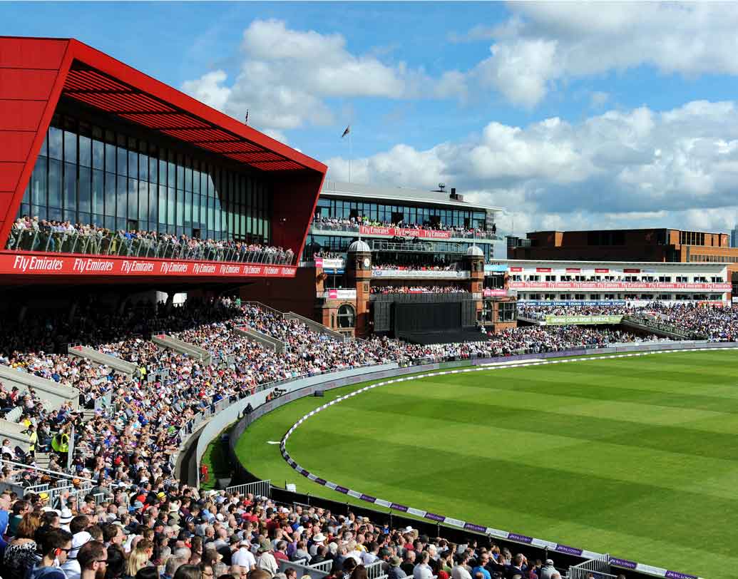 মাঠে স্থির হয়ে দাঁড়িয়েছিলেন দু’দলের ক্রিকেটাররা। ল্যাঙ্কাশায়ার ছিল জেতার মুখেই। তখনই এমন ঘটনা। পরে জানা যায়, নতুন শেফরা ছিলেন সে দিনের মেনু দেখভালের দায়িত্বে। কিছু রান্না এত বেশি পুড়ে গিয়েছিল যে মারাত্মক ধোঁয়া বেরোতে শুরু করেছিল, তার পরই আগুন ধরে যায়।