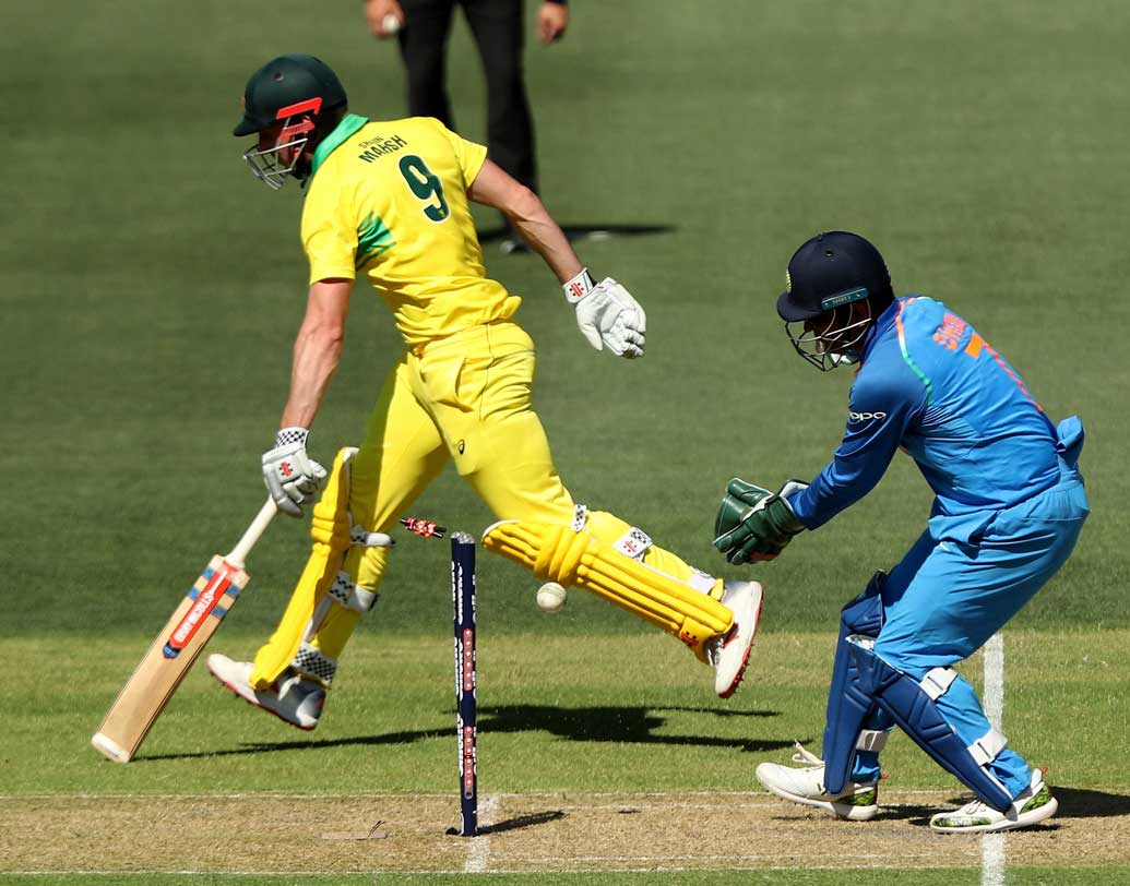 এমএস ধোনি: উইকেটের পিছনে মিস্টার কুলই থাকছেন। অস্ট্রেলিয়ার বিরুদ্ধে একদিনের ম্যাচে রান পেয়ে ধোনির ফর্মে ফেরা কোহালিদের স্বস্তি দিয়েছে। প্রথম ম্যাচে ব্যাট করার সুযোগ আসেনি। তবে উইকেটের পিছন থেকে ধোনির পরামর্শ দলের পক্ষে খুবই গুরুত্বপূর্ণ ভূমিকা নিয়েছিল।