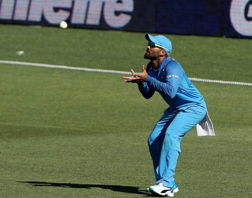 দীনেশ কার্তিক: টি টোয়েন্টির পর একদিনের ম্যাচেও ক্রমে মিডল অর্ডারে অপরিহার্য হয়ে উঠছেন। অ্যাডিলেড-মেলবোর্নে ধোনির সঙ্গে পার্টনারশিপ বুঝিয়ে দলের পক্ষে কতটা গুরুত্বপূর্ণ। সীমিত ওভারের ক্রিকেটে কার্তিকের অভিজ্ঞতা দলের পক্ষে জরুরি। প্রথম ম্যাচে সুযোগ না পেলেও দ্বিতীয় ম্যাচে দলে ফিরতে পারেন। রায়ুডুর জায়গায় কার্তিকের সম্ভাবনা প্রবল।