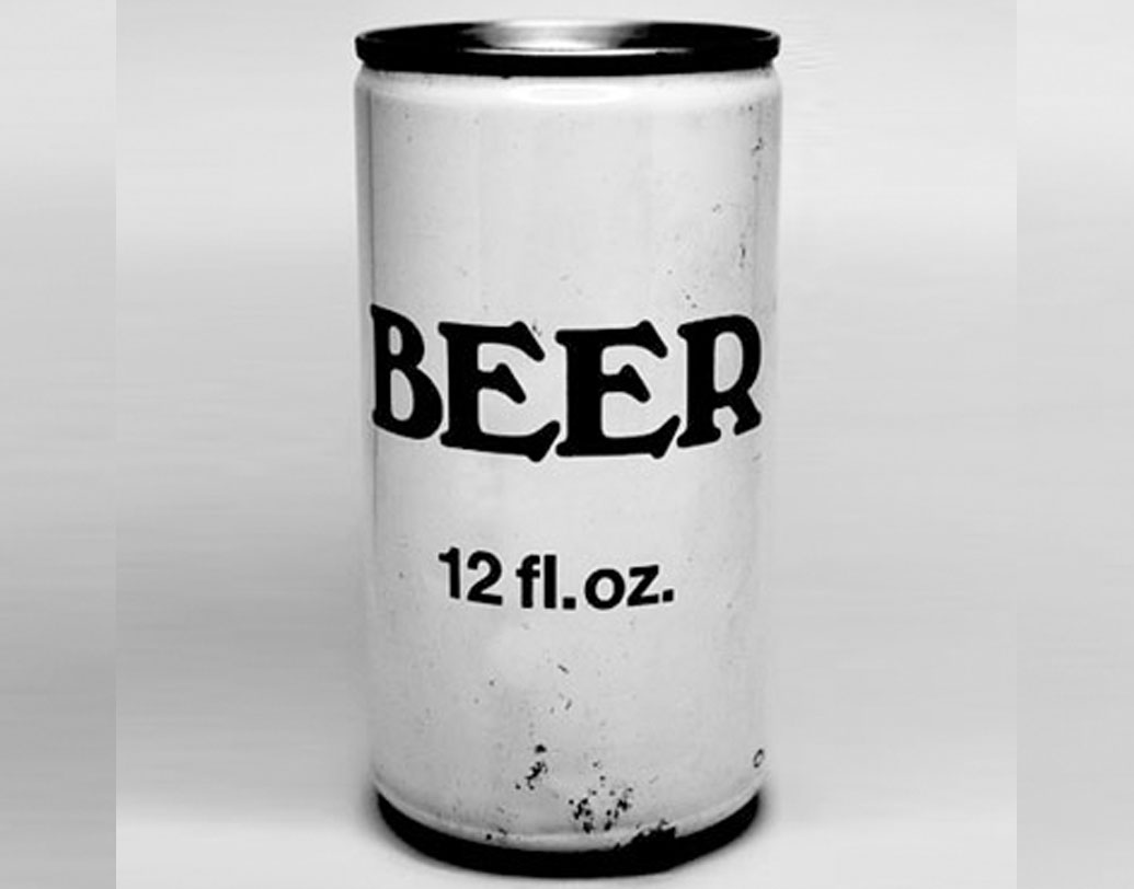 এখন যে বিয়ারের ক্যান দেখা যায়, তা মূলত ১৯৩৩ সাল নাগাদ তৈরি হওয়ার পর বেশ কয়েক বার রিমডেলিং হয়েছে।প্রথমে ছিল ‘ফ্ল্যাট টপ’ ডিজাইন। দুটি বিপরীত দিকে ছিদ্র করলেই বিয়ার বেরিয়ে আসত সহজে। প্রথমে টিন, পরবর্তীতে স্টিলের তৈরি হত ক্যানগুলি। ফলে লম্বা ও ভারী বোতল আস্তে আস্তে খানিকটা হালকা হল ওজনে।