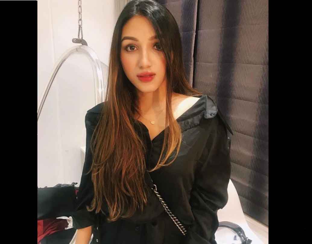 এই মুহূর্তে স্নাতক স্তরের পড়াশোনা নিয়ে তিনি ব্যস্ত। মা-বাবা-ভাইয়ের সঙ্গেও সময় কাটান।